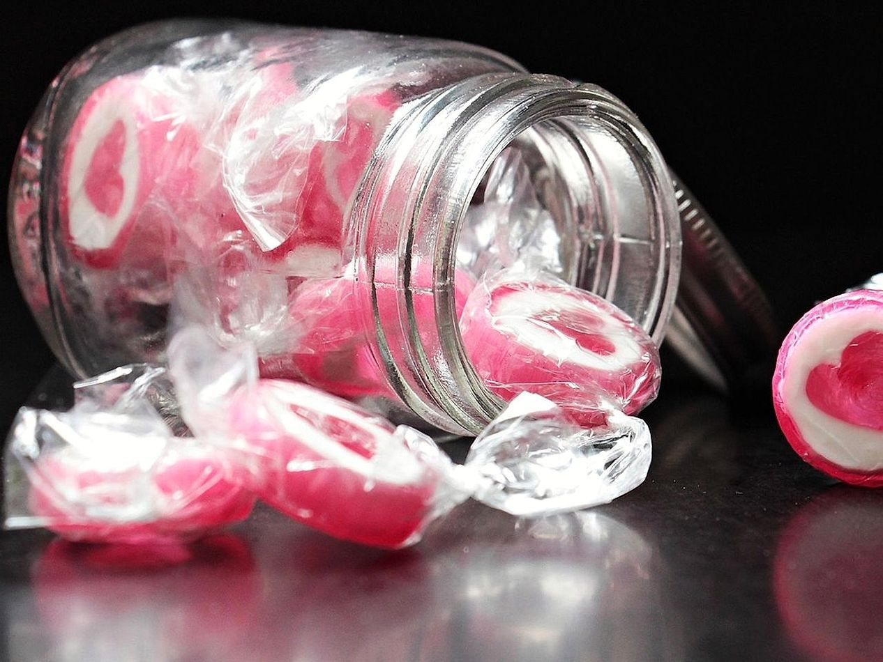 Tienda de dulces con caramelos y piruletas premium